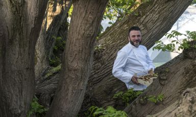 Andiamo a Cerea, nella Bassa Veronese, per scoprire la cucina di Gianluca Da Rin Perette al ristorante Vi-Or di Villa Ormaneto. Lo chef recupera i piatti dimenticati della tradizione veneta e li propone con sapienza contemporanea. Foto di Stefano Scatà
