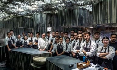 Albert Adri&agrave; insieme allo staff del suo ristorante di Barcellona
