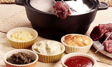 In accompagnamento ai tre tipi di carne indicati ieri dal macellaio Aldo Zivieri, il cuoco Cesare Battisti suggerisce Tapenade alle olive nere. salsa remoulade e salsa allo zafferano. Attorno, un pinzimonio di verdure di stagione crude (foto tuttopercucinare.it)