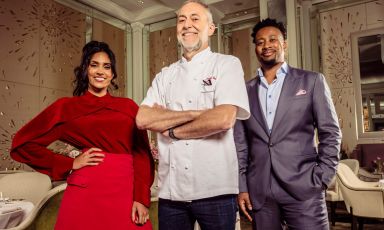 Michel Roux Jr tra i suoi due colleghi giudici a Five Star Chef, su Netflix: la pastry chef Ravneet Gill e Mike Reid, ristoratore e chef
