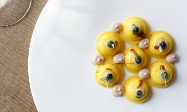 Bottoni al Parmigiano Reggiano, foie gras d’oca, gel alla pera e praline di aceto balsamico, ossia uno dei piatti signature del Kitchen a Como, chef Andrea Casali
