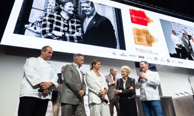 Bobo, Francesco, Rossella, mamma Bruna e Chicco Cerea sul palco di Identit&agrave; Milano 2026 con Paolo Marchi, coperto, e Claudio Ceroni. Alle loro spalle, una foto di pap&agrave; Vittorio. Tutte le foto sono di Brambilla-Serrani

