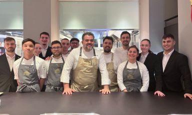 Foto di rito al pass dell'Hub: Roy Caceres e il sous chef di Orma Pier Mario Fiengo, con le brigate di sala e di cucina
