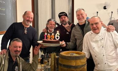 Alcuni dei birrai pionieri del movimento italiano festeggiano i 30 anni al Birrificio Italiano
