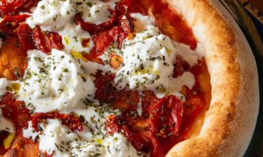 «One of our most popular pizzas… It it because burrata, added at the end, is the solution to all of the summer problems?!». These are the words of Daniele Donatelli, two restaurants in San Giovanni Lupatoto (Verona), Donatelli 3011 and Donatelli Pizza & Birra
