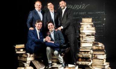 I protagonisti del dibattito "Vino, la carta vincente" a Identità di Sala, domenica 24 marzo. In piedi da sinistra, Matteo Lunelli (Cantine Ferrari), Nicola Dell'Agnolo (Il Luogo di Aimo e Nadia) e Alberto Cristofori (Winetip). In basso, Alessandro Tomberli (Enoteca Pinchiorri) e Albero Piras (Il Luogo di Aimo e Nadia). Foto Brambilla/Serrani
