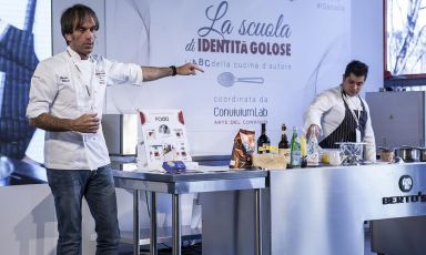 Davide Oldani, chef del D'O di Cornaredo, per la lezione alla Scuola di Identità Golose ha presentato il suo Zafferano e riso alla milanese
