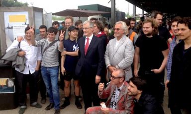 Alcuni dei cuochi di Gelinaz! in foto di gruppo con le autorità locali fiamminghe prima della cena-performance tenutasi a Gent domenica 30 giugno. Da sinistra si riconoscono Mauro Colagreco del Mirazur di Mentone, Eneko Atxa di Azurmendi vicino a Bilbao, Josean Alija del Nerua-Guggenheim di Bilbao, seminascosto Daniel Patterson del Coi di San Francisco, il sino-americano James Daniel Boiwen di Mission Chinese a San Francisco, seminascosto Fulvio Pierangelini, dietro Inaki Aizpitarte di Chateaubriand a Parigi, in maglietta nera Magnus Nilsson di Faviken in Svezia, alle sue spalle Olly Ceulenaere, chef del Volta di Gent. Occhi semichiusi per Blaine Wetzel del Willows Inn in Usa, e, all'estrema destra, Rodolfo Guzman del Boragò in Cile. Accasciati, la mente di Gelinaz! Andrea Petrini e Virgilio Martinez del Central a Lima in Perù