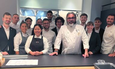 Foto di gruppo al pass di Identità Golose Milano: Philippe Léveillé con le brigate di sala e di cucina

