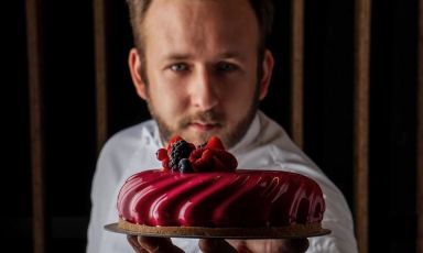 Fabio Nazzari, pasticcere di Iseo, con una delle sue creazioni, la Cheesecake 2.0. Le foto sono di Nicolò Brunelli
