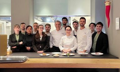 La foto di rito al pass, con Carlotta Aggio e Fortunato Amatruda insieme alle brigate di sala e cucina dell'Hub
