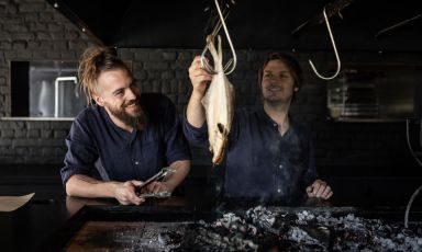 A sinistra, Florent Ladeyn, chef del ristorante/locanda Le Vert Mont a Boeschepe, in Francia al confine con le Fiandre. Il ristorante ha perso oggi la stella Michelin, guadagnata nel 2014 (foto Anne Claire Héraud)
