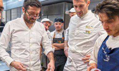 Giuseppe Iannotti, Salvatore Salvo e il sous del primo, Eugenio Vitagliano, impegnati a realizzare le pizze per la serata speciale ospitata al Salvo Napoli

