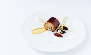 Maialino in porchetta con scorza nera, scalogno al Porto e senape di Dijon: il piatto dell'inverno di Claudio Mengoni
