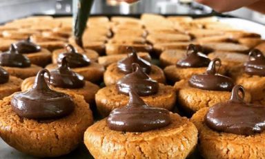 Preparazione dei baci di dama, il biscotto più venduto alla Pasticceria Luciano di Barge (Cueno)
