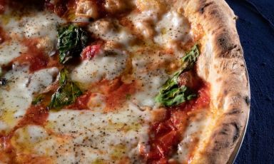 Un classico: la pizza Provola e pepe dei fratelli Francesco e Salvatore Salvo fu presentata durante Identità di Pizza 2023
