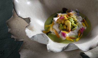 Omaggio alla zucchina ligure, una delle creazioni presentate per Identit&agrave; di territorio, in collaborazione con Berlucchi,&nbsp;da Mattia Pecis, chef del ristorante Cracco Portofino. Foto a cura di Brambilla/Serrani
