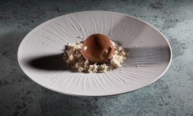Le tradizioni antiche tornano a nuova vita grazie alla lezione di Andrea Tortora a Identità di Gelato. Si parte dal tartufo di Pizzo Calabro classico per trasformarlo in una versioni attuali e fresche, con gelato mantecato al momento
