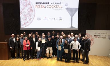 Tutti i premiati della terza Guida alle Pizzerie e Cocktail Bar d'autore di Identità Golose, insieme sul palco. Le foto sono di Brambilla / Serrani
