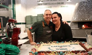 Luigi Capuano e la moglie Alessia Furbatto. Due punti vendita a Milano e uno a Porto Recanati. Tra le specialità, la pizza fritta, tonda, leggerissima, con ricotta, provola affumicata, cicoli napoletani, basilico e pomodoro
