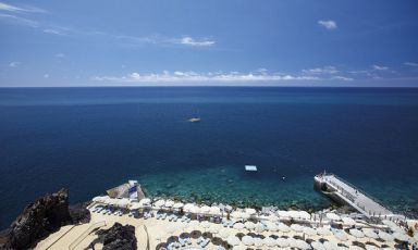 Camera con vista al Cliff Bay di Funchal, isola di Madeira, Portogallo. Il ristorante incluso, Gallo d'Oro, è l'unico stellato dell'isola, +351.291.707700