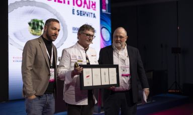 Andoni Luis Aduriz in the centre, with Paolo Marchi on the right and journalist Rafael Tonon on the left (photo Brambilla/Serrani)
