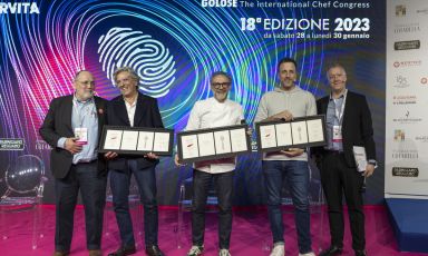 On stage in the Auditorium, Paolo Marchi and Gabriele Zanatta (who moderated the talk) together with the protagonists of Identità Talk: Giorgio Locatelli, Massimo Bottura, Brian McGinn and, remotely, David Gelb. All photos are by Brambilla-Serrani.
