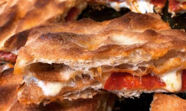 Una delle pizze della Pizzeria Campana dal 1990 di Corigliano Calabro (Cosenza). L'appassionato titolare, Daniele Campana, spiega: «Per essere perfetto, l’ingrediente che voglio deve avere un sapore specifico che possa ricondurre il ricordo a un determinato luogo e a una determinata esperienza del passato, che magari abbiamo accantonato»
