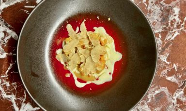 Chicche di zucca arrosto, crema di stracchino di pecora, mostarda di pere e tartufo bianco, una delle proposte del menu Madre Terra, 100% veg, all'Enoteca Pinchiorri di Firenze
