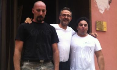 Al centro, Massimo Bottura, 50 anni il 30 settembre 2012, con due dei tanti ragazzi che lo stanno aiutando nei lavori di ristrutturazione alla Francescana di Modena. Lunedì 3 settembre prossimo, sala e cucina dell'Osteria appariranno con un volto completamente nuovo, ancora più orientato al design, all'arte contemporanea, alla musica. Dal 12 al 14 ottobre, il cuoco modenese sarà tra i protagonisti di Identità New York (foto del servizio rubate da twitter@massimobottura)