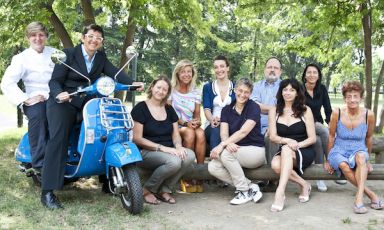 Foto ricordo a libro chiuso, Alice e le meraviglie del pesce edito da Giunti. Da sinistra verso destra: Viviana Varese, che del ristorante Alice è la chef, sulla Vespa con Sandra Ciciriello, maitre. Quindi Serena Serrani, fotografa, Francesca Verrigni, produttrice di pasta, Marina Carlà, commerciante all'ingrosso di pesce, Francesca Brambilla, fotografa, Paolo Marchi, Irene Guidobaldi, produttrice di olio, Patrizia Morello, attrezzature per la ristorazione, e infine Fiorenza Auriemma, giornalista