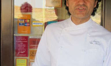 Antonio Di Nunno sulla porta della sua Locanda Di Nunno a Canosa di Puglia, t. +39.0883.615096