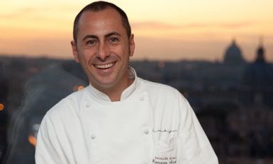 Un gran bel ritratto di Francesco Apreda, napoletano di nascita e romano di adozione, executive chef in forze all'Imàgo dell'hotel Hassler di Roma, telefono +39.06.699340. Dopo essere stato protagonista, l’ottobre scorso a Manhattan, nella terza edizione di Identità New York, curerà lunedì prossimo 11 marzo una cena a tutto riso al Ratanà, il ristorante di Milano famoso proprio per i risotti dello chef Cesare Battisti