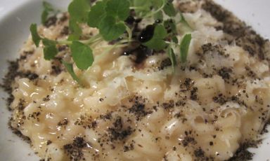 Risotto Cacio Pepe e Sesami proposto da Francesco Apreda, chef dell'Imàgo, il ristorante dell'Hotel Hassler di Roma. Francesco ha dato vita lunedì 11 marzo a una cena nel segno del Riso e le sue derive al Ratanà di Milano. Il segreto di questo risotto è nella miscela di pepi e di semi preparato dallo stesso cuoco: sesamo nero e sesamo bianco, sesamo tostato, pepe nero Tellicherry, pepe bianco Muntok, nigella, semi di papavero, pepe di Venere, pepe di Cubeba, pepe di Sechuan e, infine, pepe di Malgetta