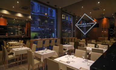 A minimalistic location, seating few people in the evening and also offering quick yet high quality meals during the day, to take-away. This is the second Basara in Milan, which after the success of the restaurant in Via Tortona 12, opened a new location in Corso Italia 6 (tel. +39.02.72020141). The creations of chef Hiro, both savoury and sweet, are the basis for the gastronomic offer this new place too
