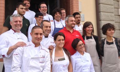 Foto ricordo per i protagonisti di Identità di Carne ieri al Ratanà a Milano. Si riconoscono, con la polo rossa Gianni Guizzardi, alla sua sinistra, occhiali e pizzetto, Matteo Piffer, in prima fila, con gli occhiali, Lela Rebuffi (il fratello Bruno è al centro, con i basettoni). Il alto il padrone di casa, Cesare Battisti, alla sua sinistra, con gli occhiali, un sorridente Giorgio Damini. Infine Mauro Brun: è il signore tutto sulla sinistra, capelli più sale che pepe