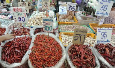 Il particolare di una bancarella colma di aglio e peperoncino al mercato coperto di Bangkok chiamato Ying Charoen market in Phaholyothin road nel distretto di Bang Khen. Duemila banchi, quasi tutti di prodotti alimentari, tettoia bassa, caldo (a fine maggio) attorno ai 40°C. Colori, vita e profumi incredibili