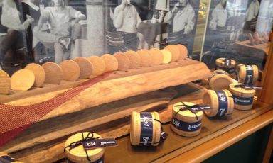 Una vetrina a metà novembre 2013 della Pasticceria Besuschio in pieno centro storico di Abbiategrasso, utlimo comune del Milanese, prima del Ticino, della provincia di Pavia e quindi del Piemonte. Tutto ebbe inizio a metà dell'Ottocento grazie al trisavolo Ambrogio, un'epopea che il nipote Andrea, quinta generazione dolce, ha raccontato nel libro "i Besuschio, pasticceri dal 1845". L'antica botterga, da pochi mesi anche locanda per via di due calde suite, è in piazza Marconi 59, telefono +39.02.94966479