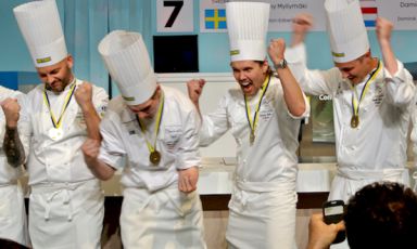 Dopo presentazioni di cuochi, sponsor e personaggi, dopo i premi di consolazione, alla finale a Stoccolma delle selezioni europee per il Bocuse d’Or 2015, lo scorso 8 maggio, è stata la volta del podio. Ecco fissato nell’obiettivo il momento in cui la squadra svedese ha capito di avere vinto. Esultano tutti, a iniziare dallo chef Tommy Myllymaki, il secondo da destra. Adesso deve tornare ad allenarsi, lo aspettano le finali a Lione il gennaio prossimo