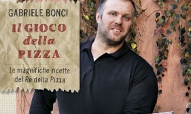 Un particolare della copertina di Il gioco della pizza, il libro di Gabriele Bonci, sommo pizzaiolo romano, 35enne titolare di Pizzarium, pizza in teglia da asporto in via della Meloria 43 a Roma, telefono +39.06.39745416. Rizzoli l'editore, Elisia Menduni l'autrice dei testi e delle foto: "Per realizzare tutto, in un anno ho assaggiato 1569 pizze"
