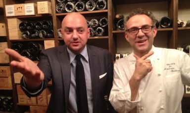 SEMPRE PIÙ IN ALTO. Giuseppe Palmieri, 38 anni, e Massimo Bottura, 50 anni, rispettivamente uomo di sala e cuoco dell'Osteria Francescana di Modena, telefono +39.059.210118. Aperto nel 1995, il ristorante ha ottenuto una (2002), poi due (2006) poi tre stelle Michelin (2011) e il terzo posto assoluto della World's 50 Best (2013)