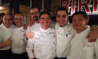 Da sinistra, Alessandro Stefoni (sous chef dell'hotel Hassler), Francesco Apreda (chef dell'Imago dell'Hotel Hassler), Antonio Guida (chef del Pellicano), Pino Lavarra (chef del Rossellinis di Palazzo Sasso), Federico Dell’Omarino (secondo di Guida) e Alex Pilas (responsabile delle cucine di Eataly New York). Con Cesare Casella della Salumeria Rosi, autore dell'antipasto, e con Fortunato Nicotra di Felidia, autore del dessert, sono i raggianti autori della seconda e ultima cena di Identità New York numero 3, alla Birreria di Eataly