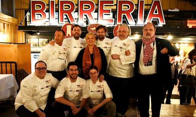 A souvenir photo after the first gala dinner at Identità New York on the last floor of Eataly, inside the Birreria. Standing, in second row, left to right: Fortunato Nicotra, Ugo Alciati, Lidia Bastianich, Carlo Cracco, Davide Scabin and Paolo Marchi. Leaning, again left to right, Vitantonio Lombardo, Denny Imbroisi e Katia Delogu. Right when the photo was taken, Rosanna Marziale was missing