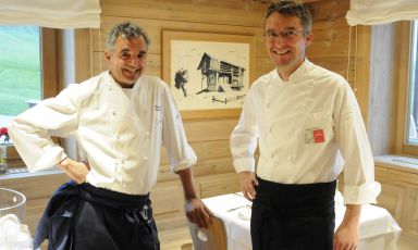 Gigi Dariz e Mauro Uliassi in uno scatto da Serena Serrani prima delle loro superba cena da Aurelio, il rifugio-ristorante dei Dariz al Passo Giau, tra Cortina d'Ampezzo e Colle Santa Lucia