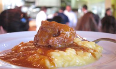 Il Risotto allo zafferano con una costina stufata di Bobo Cerea del ristorante Da Vittorio a Brusaporto vicino Bergamo, telefono +39.035.681024