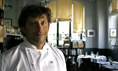 Un ritratto di Cesare Battisti, chef e ristoratore milanese che il prossimo mese di febbraio compirà 43 anni. Motore dal 1994 - e per 10 anni - della Locanda Solferino, dopo un'esperienza alla Pesa, nell'ottobre 2009 ha aperto con il socio Danilo Ingannamorte il Ratanà, telefono +39.02.87128855. Il rapporto di collaborazione e di stima tra noi di Identità e lui è tale che sarà protagonista in tutti e quattro i prossimi appuntamenti, a Milano e a New York