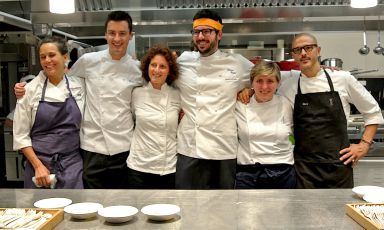 Sorridente foto ricordo di Identità Cous Cous da Alice a Eataly Smeraldo, lunedì 15 settembre 2014. Da sinistra verso destra: Alice Delcourt del ristorante Erba Brusca a Milano, Enrico Panero del ristorante Da Vinci all'interno di Eataly Firenze, Daniela Cicioni, chef di cucina vegana, Fabrizio Ferrari del Porticciolo 84 a Lecco, la padrona di casa Viviana Varese e, infine, Andrea Provenzani del Liberty a Milano