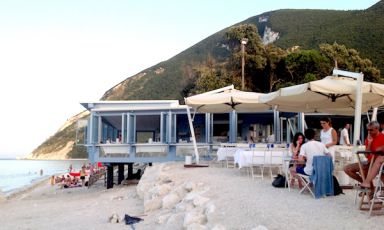 Un'immagine del nuovo Clandestino sulla spiaggia di Portonovo, telefono +39.071.801422, un gioiello dominato dalla scogliera del Conero a pochi chilometri dal capoluogo Ancona. Il patron Moreno Cedroni ha riaperto il 1&deg; giugno il suo secondo ristorante dopo che in autunno una mareggiata lo aveva gravemente danneggiatto