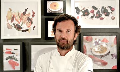Carlo Cracco, portrayed yesterday, on Tuesday September 2nd, in front of some photos of his signature dishes, at Stelle di Stelle, the pop-up restaurant created for 5 months by Identità Golose inside the Wine Bar at Harrods, in collaboration with Harrods. This is the fifth edition of Identità London, the second one in the department store on Brompton Road in Knightsbridge 