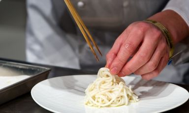 Le mani di un cuoco giapponese, Yoshi Takazawa, su un gomitolo di spaghetti. E' un po' il simbolo del crossover della cucina mondiale, ben testimoniato da diverse lezioni di Identità Milano 2014 (foto Brambilla-Serrani)
